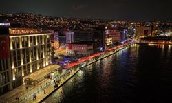 İzmir’de Cumhuriyet coşkusu: 400 metrelik bayrakla yürüdüler
