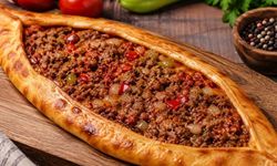 Pide salonuna gitmeye gerek yok: Evde kıymalı pide tarifi