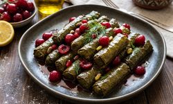 Ekşi ve tatlı lezzet bir arada... Vişneli yaprak sarma tarifi