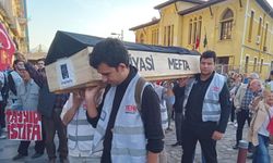 İzmir'de Tugay'a sert protesto: 'Siyasi mefta' tabutu taşındı, yurttaşlar oylarını haram etti