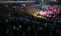 Selda Bağcan sahne aldı… Bornova’da cumhuriyet coşkusu