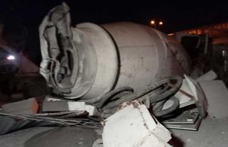 İzmir'de feci kaza: Beton mikseri metro inşaatı alanına uçtu!