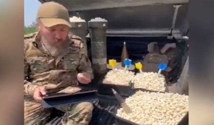 Ukrayna askeri, Rusya’daki isyanı patlamış mısır yiyerek takip etti
