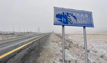 Doğuya resmen kış geldi! Ardahan'da yükseklere kar yağdı   