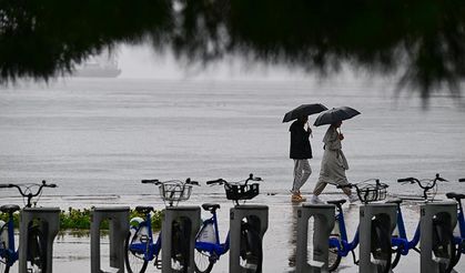 İzmir'de sağanak yağış manzaraları: Vatandaşlar zor anlar yaşadı