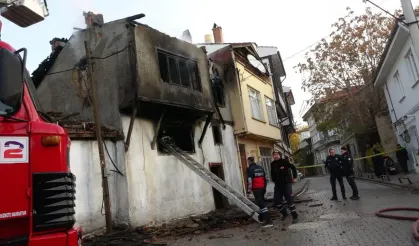 Kütahya'da iki katlı evde yangın: 1 kişi öldü
