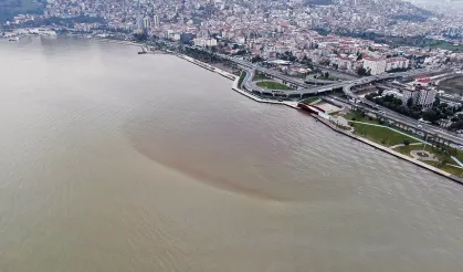 İzmir Körfezi'nin rengi yağmurun ardından kahverengiye döndü