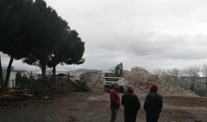Aliağa’nın simge okulu yıkıldı:  55 yıllık tarihi vardı