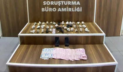 Gaziemir'de uyuşturucu operasyonu: Satıcının üstünden 24 bin lira çıktı!