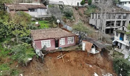 İstanbul'da toprak kayması: 14 gecekondu etkilendi