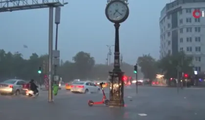 Ankara'da beklenen oldu: Sağanak yağış ile sokaklar göle döndü