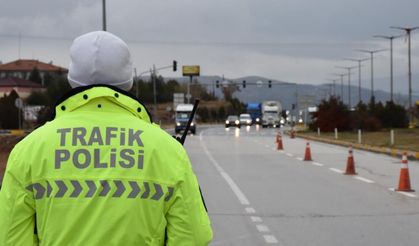 İzmir’de yol üzerinde araç yangını: Trafik kilit, çalışmalar devam ediyor