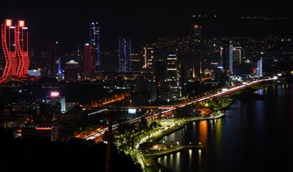 İzmir geceleri de büyülüyor: Işıklar arasında nefes kesen bir kent silueti