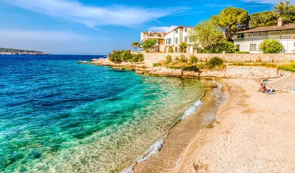 İzmir'de Maldivleri aratmayacak bir plaj: Deniz gözlüğünüzü yanınıza alın, balıklarla yüzeceksiniz