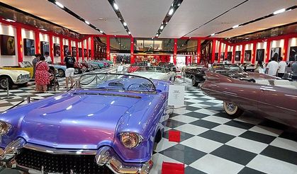 İzmir’in gözde mekanlarından: Klasik araçlar göz kamaştırıyor