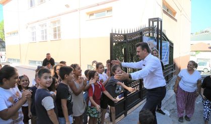 İzmir'de miniklere kırtasiye desteği: Eğitim setleri çocuklara dağıtıldı