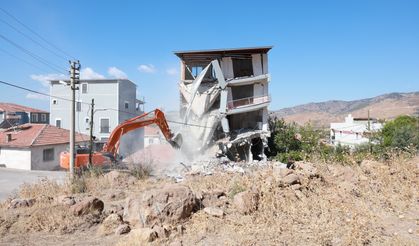 İmar mevzuatına aykırı olarak inşa edilmişti: İzmir'de kaçak bina yıkıldı