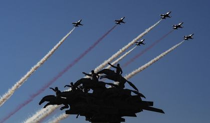 İzmir’in kurtuluşunda akrobasi şöleni: Türk Yıldızları ve SOLOTÜRK göz doldurdu
