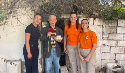 Dünya  Yaşlılar Gününde çınarlara gençlerden anlamlı ziyaret