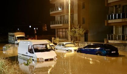 Bergama'da sağanak yağış hayatı olumsuz etkiledi: Araçlar mahsur kaldı,binaları su bastı