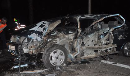 İzmir'de feci kaza: Araç adeta tuzla buz oldu!