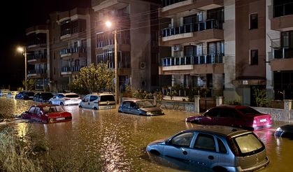 Bergama'da sağanak yağış hayatı olumsuz etkiledi