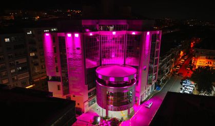 Balçova’da pembe ışıklar kadın sağlığı için yandı