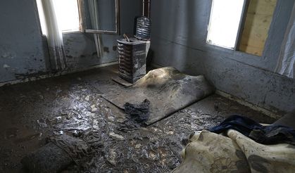 Bir gecede 155 kilo yağış! Foça’da arama ve temizlik çalışmaları sürüyor!