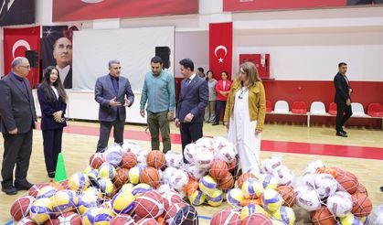 Bayraklı’da okullara spor malzeme desteği