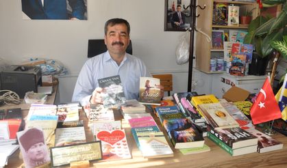 İzmir'de örnek sosyal sorumluluk projesi: Muhtar bürosunu kütüphaneye çevirdi