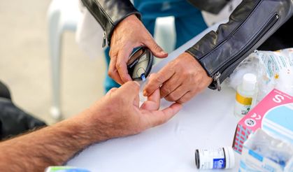 Bayraklı Belediyesi'nden anlamlı etkinlik: Gün boyu diyabet ve tansiyon ölçümü yapıldı