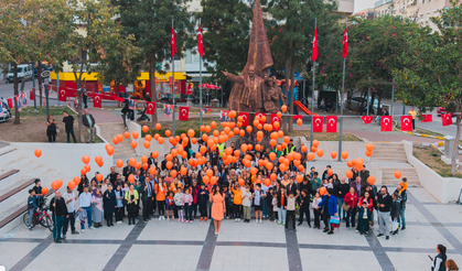 Balçova’da lösemili çocuklar için umut balonları gökyüzüne bırakıldı