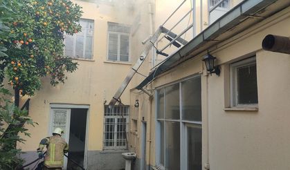 Ödemiş’te yangın alarmı: İki katlı metruk binayı alevler sardı!