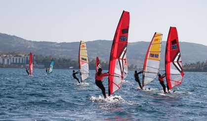 Foça rüzgarı dünyaya açılıyor: Yelken Ligi Türkiye Şampiyonası başladı!