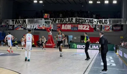 Yunanistan’da açılan ırkçı pankart kriz yarattı: En güçlü şekilde kınıyoruz!