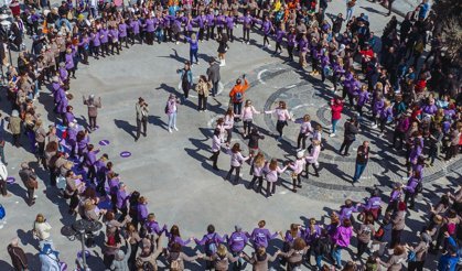Kuşadası'nda kadınlar coşkuyla yürüdü: Kadın dayanışması yaşamı büyütür