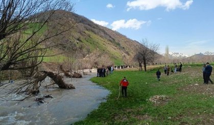 Hakkari’de kayıp alarmı: Dereye düştüğü iddia edilen 8 yaşındaki çocuk için arama çalışmaları devam ediyor