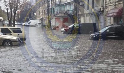 İzmir Emniyeti'nden Konak için kritik uyarı: Bu sokak su birikmesi nedeniyle kapatıldı