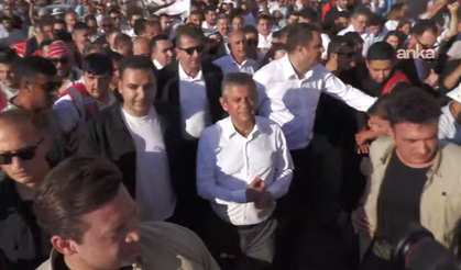Özel ve partililer Gündoğdu'da alternatif il binasına yürüdü