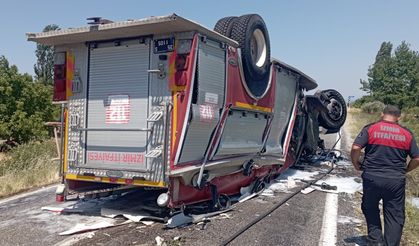 İzmir'de ihbara giden itfaiye aracı devrildi: 2 itfaiyeci yaralandı