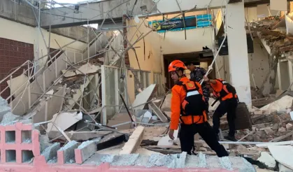 Endonezya’da 7,7 büyüklüğünde deprem: 5 can kaybı