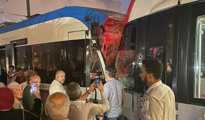 İstanbul’da iki tramvay kafa kafaya çarpıştı