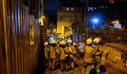 Beyoğlu’nda 4 katlı bina yerle bir oldu!