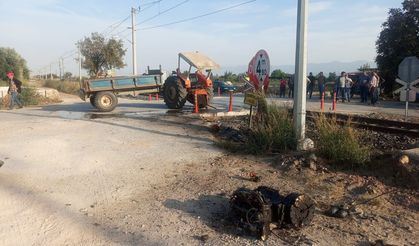 İzmir'de tren traktöre çarptı: İki kardeş yaralandı