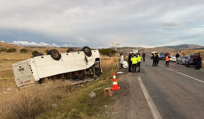 Afyonkarahisar'da devrilen işçi servisindeki 1 kişi öldü, 27 kişi yaralı