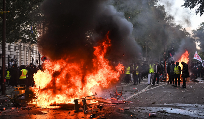 Protestoların ardından Paris ve pek çok kentte kısmi sokağa çıkma yasağı ilan edildi