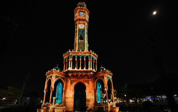İzmir Saat Kulesi dijital sanatla ışıklandı