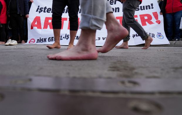İzmir’de emekçiler sokakta: Çıplak ayaklarla hak arayışı