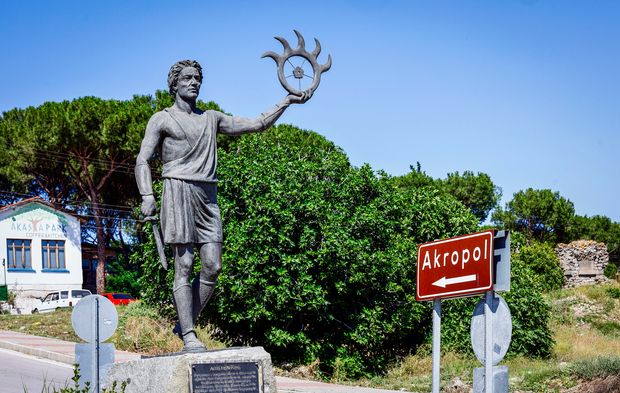 Geçmiş ve bugün aynı kadrajda: Bergama'daki Akropolis ziyaretçileri büyülüyor!