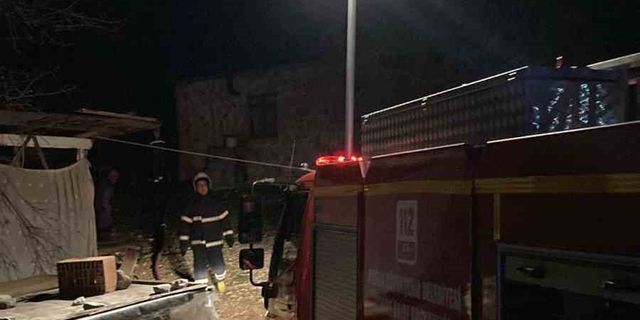 Psikolojik sorunları olan vatandaş, evini ateşe verip kaçtı